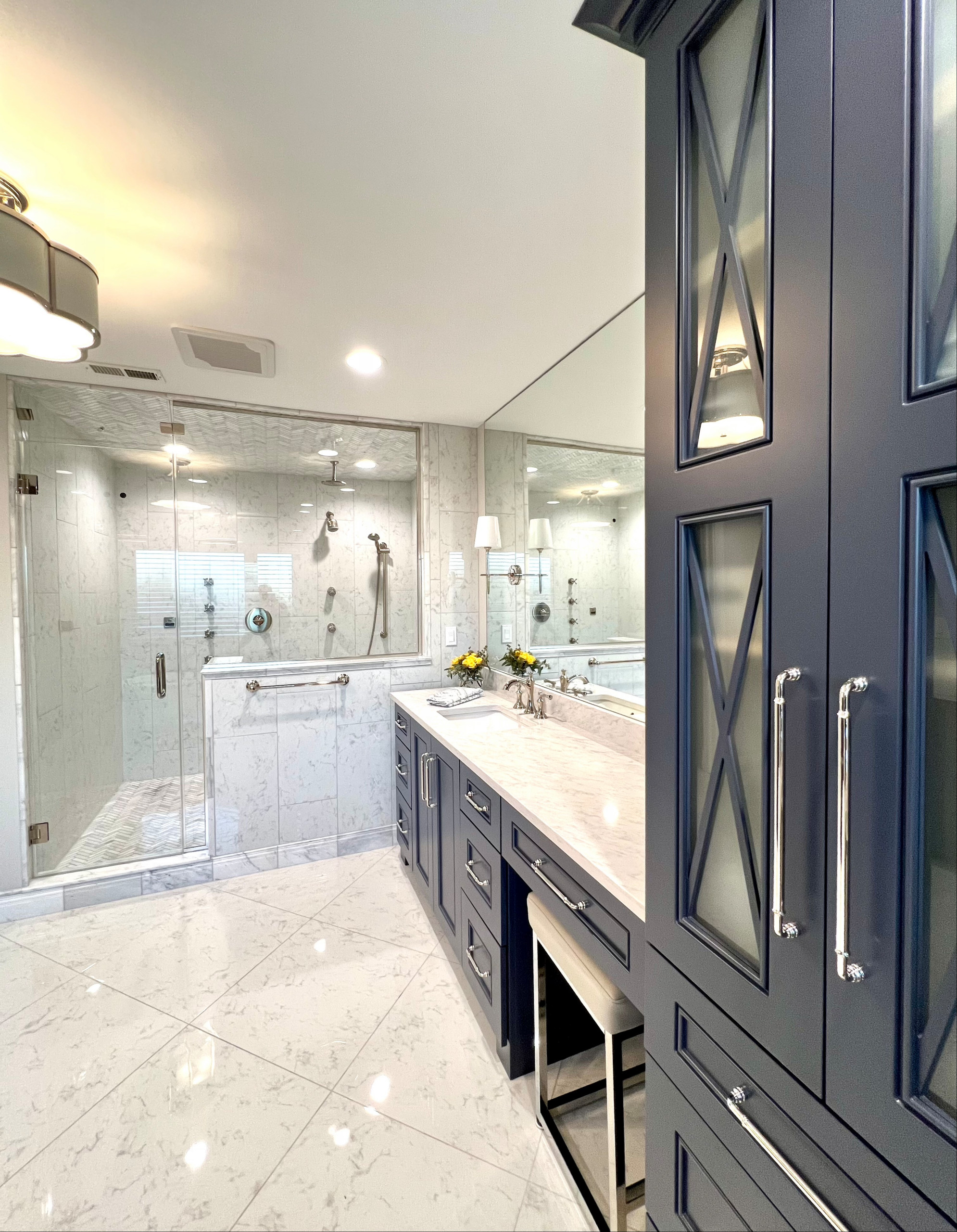 Timeless Tranquility: A Crisp Blue & White Bathroom Retreat