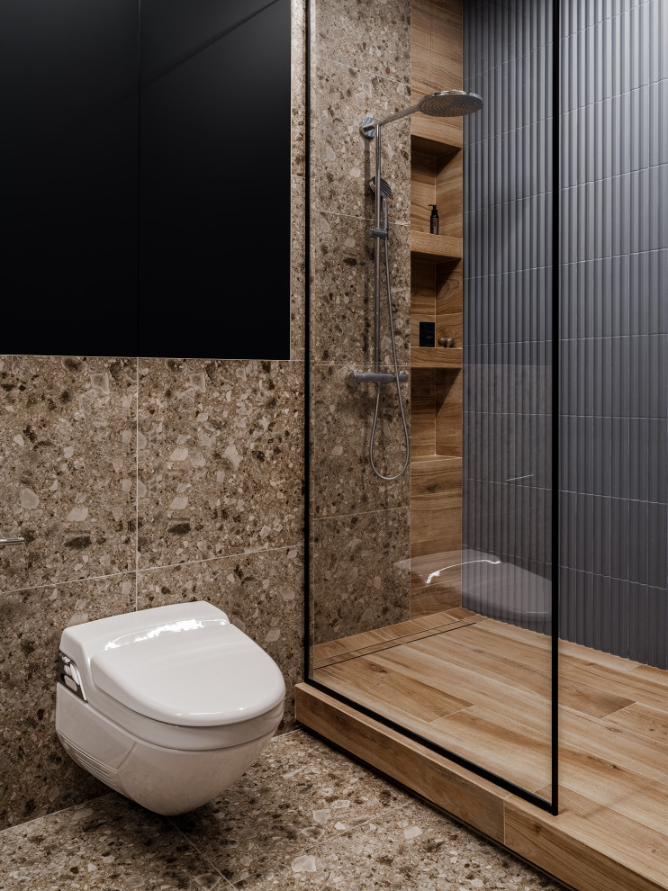 Exempel på ett mellanstort modernt vit vitt badrum med dusch, med vita skåp, en dusch i en alkov, en vägghängd toalettstol, beige kakel, porslinskakel, beige väggar, klinkergolv i porslin, ett nedsänkt handfat, bänkskiva i akrylsten, beiget golv och dusch med gångjärnsdörr