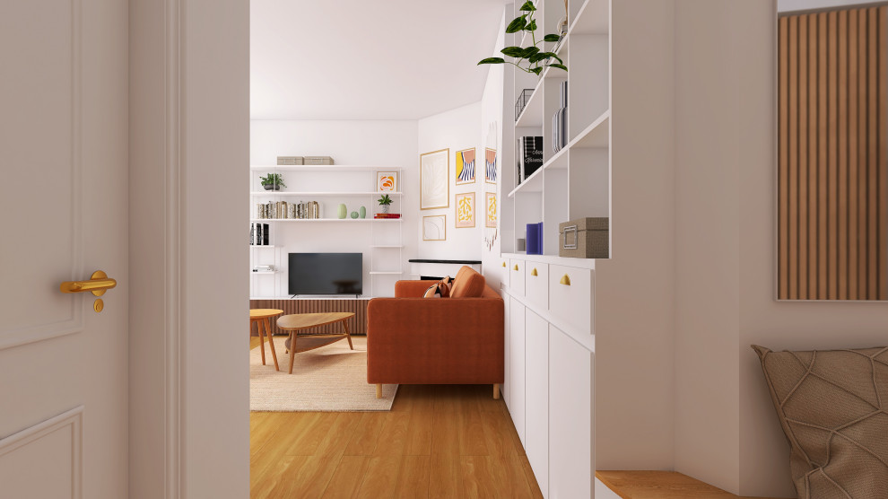 Immagine di un soggiorno minimal di medie dimensioni e aperto con libreria, pareti bianche, parquet chiaro e TV autoportante
