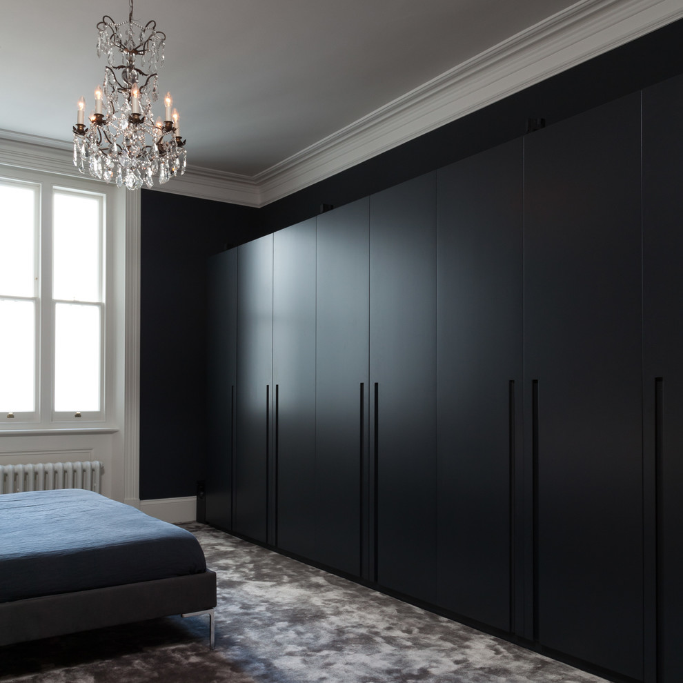 ロンドンにあるコンテンポラリースタイルのおしゃれなフィッティングルーム (フラットパネル扉のキャビネット、黒いキャビネット、カーペット敷き) の写真