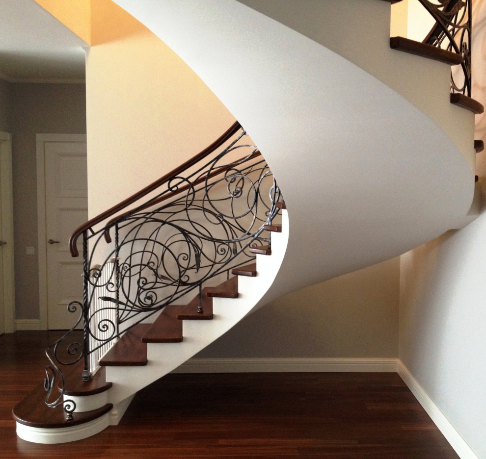 Облицовка  бетонного марша, ступеньки  из  массива  дуба, кованное  ограждение,