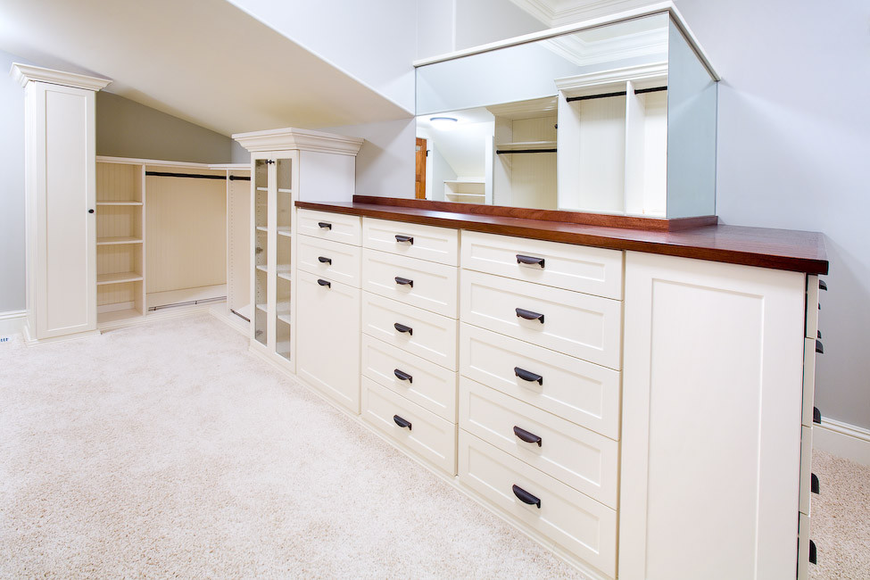 Expansive arts and crafts gender-neutral walk-in wardrobe in Chicago with shaker cabinets, white cabinets and carpet.