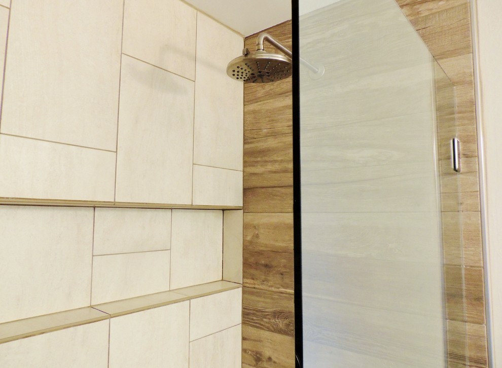 Example of a transitional bathroom design in Phoenix