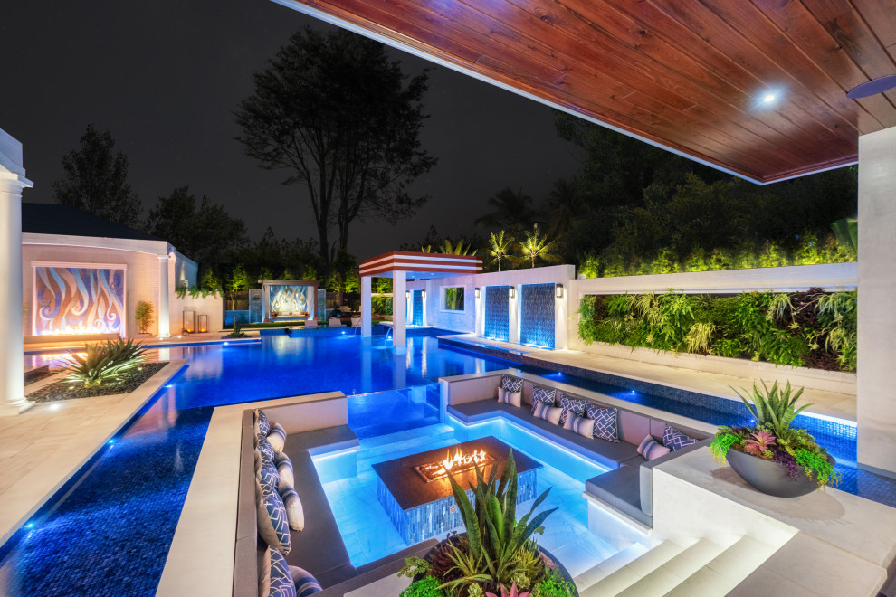 Idee per una grande piscina a sfioro infinito contemporanea personalizzata dietro casa con piastrelle