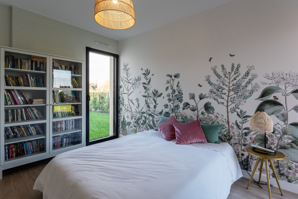 Großes Eklektisches Gästezimmer mit beiger Wandfarbe, Laminat und Tapetenwänden in Paris