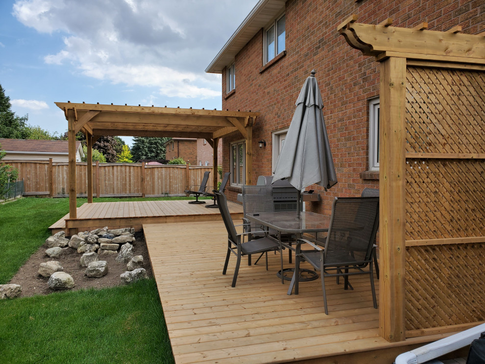 Example of a transitional deck design in Toronto