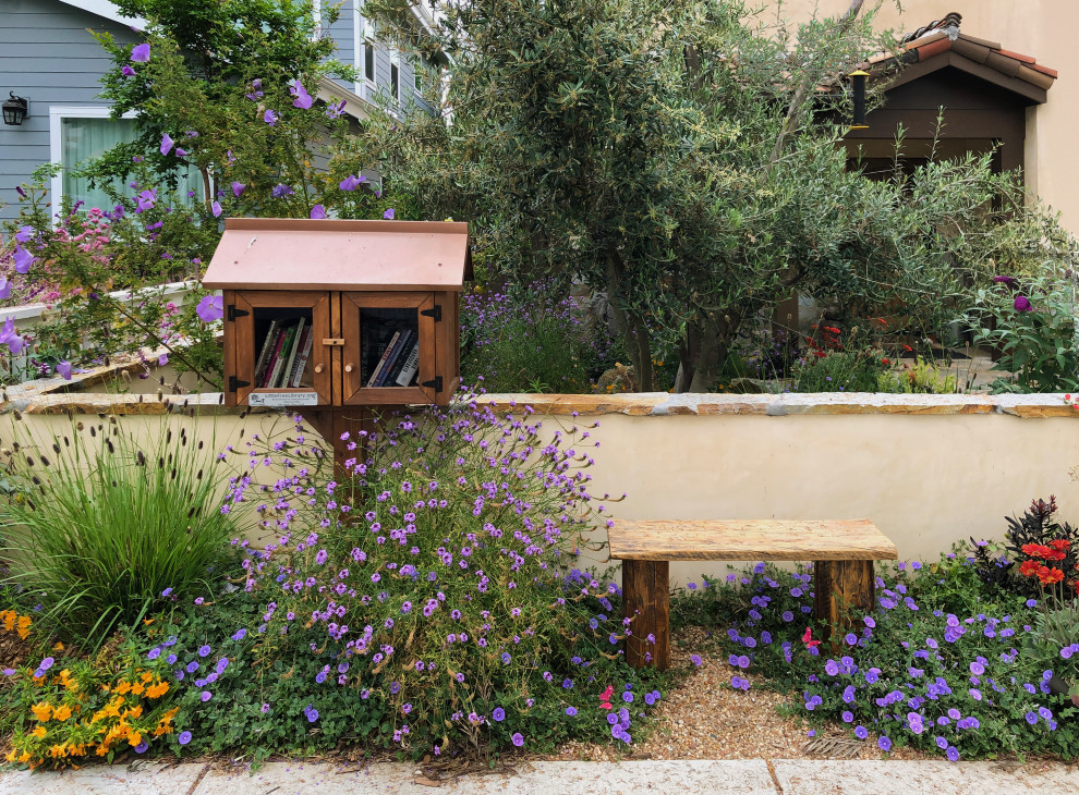 Kleiner Stilmix Vorgarten im Frühling mit direkter Sonneneinstrahlung, Natursteinplatten und Steinzaun in Los Angeles