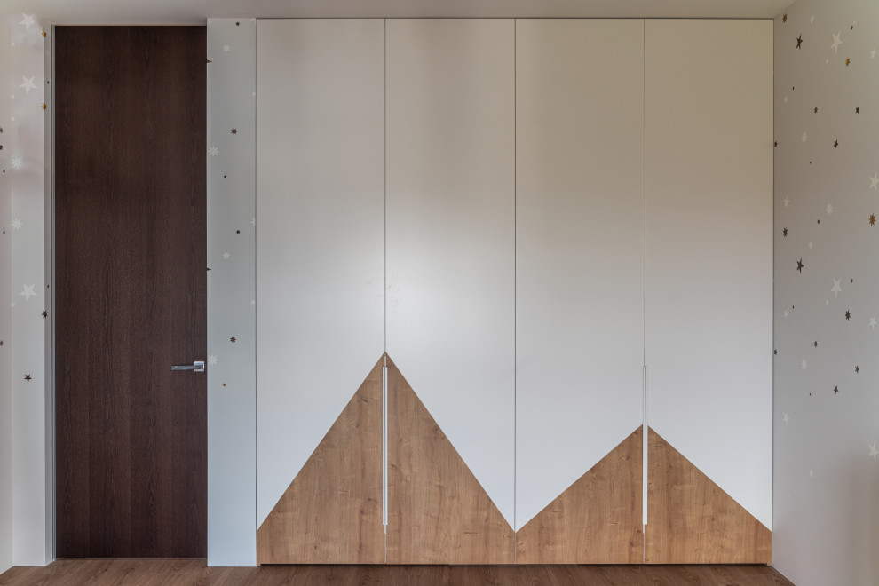 Cette image montre une chambre neutre de 4 à 10 ans nordique de taille moyenne avec un bureau, un mur gris, sol en stratifié, un sol beige et du papier peint.