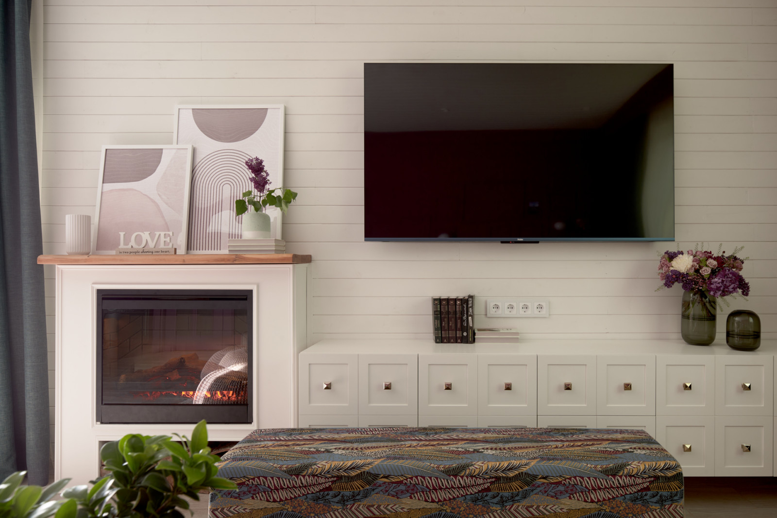 Фиолетовая гостиная-столовая