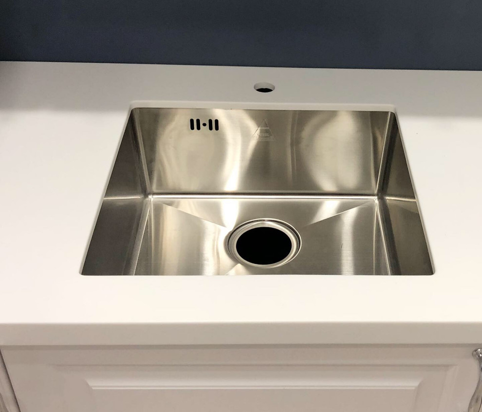 Столешница с барной стойкой на кухне в классическом стиле