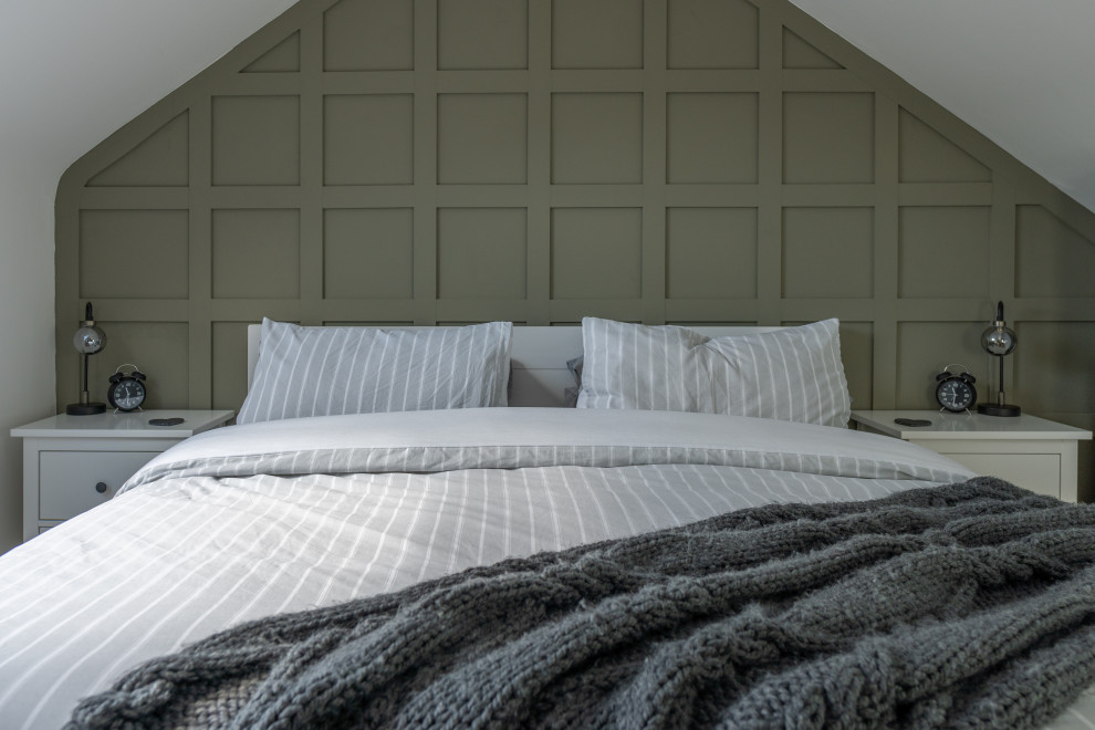 Mittelgroßes Klassisches Hauptschlafzimmer mit grüner Wandfarbe und braunem Holzboden in Essex