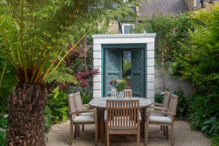 Lush Plantings Meet Elegant Structure in a Small London Yard
