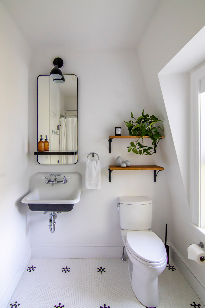Foto på ett vintage badrum, med ett väggmonterat handfat och dusch med duschdraperi