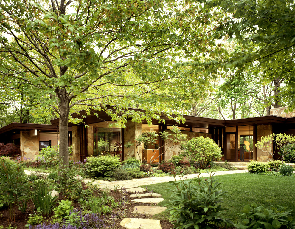 Photo of a midcentury exterior in Chicago.