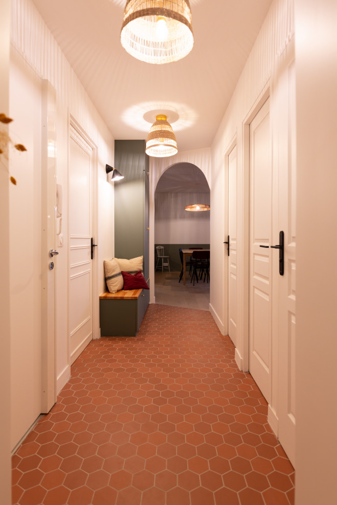 Immagine di un grande corridoio minimalista con pareti bianche, una porta singola e pavimento marrone