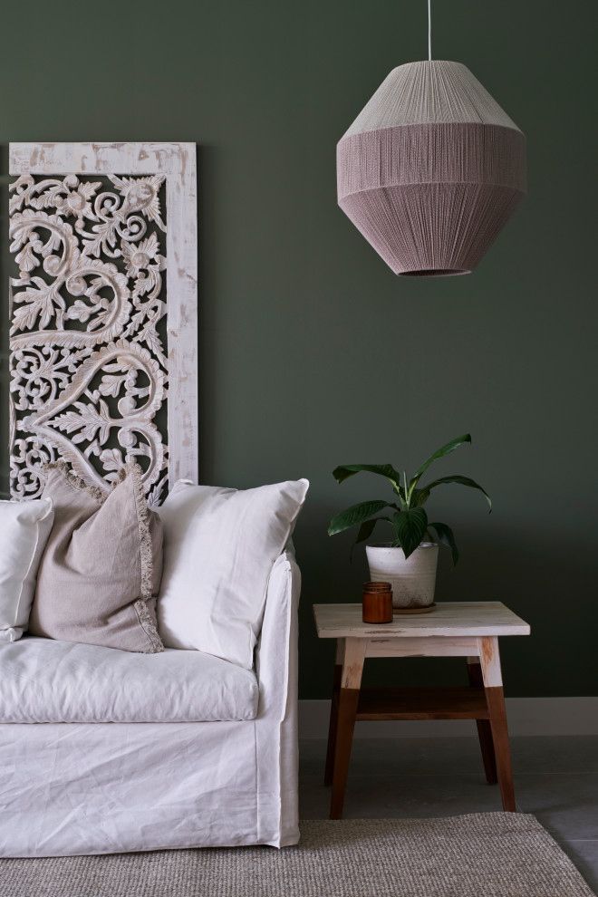 Ispirazione per un grande soggiorno mediterraneo aperto con pareti verdi, pavimento in legno massello medio, TV a parete e pavimento marrone