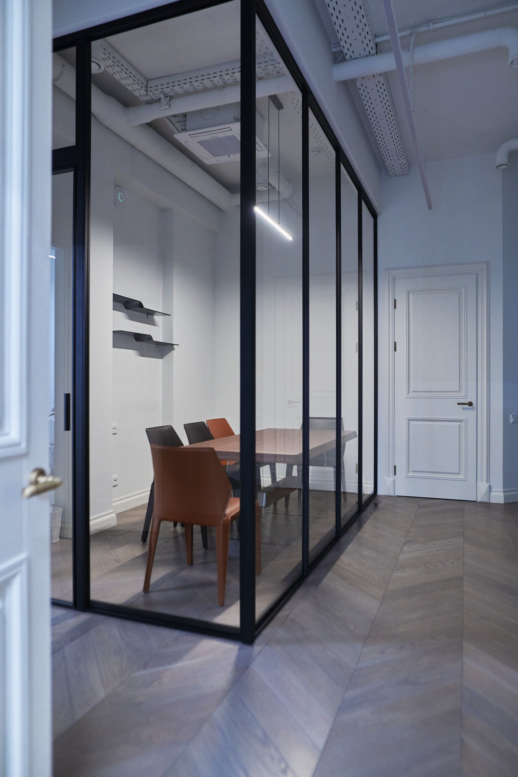 Угловая стеклянная перегородка raumplus в офис