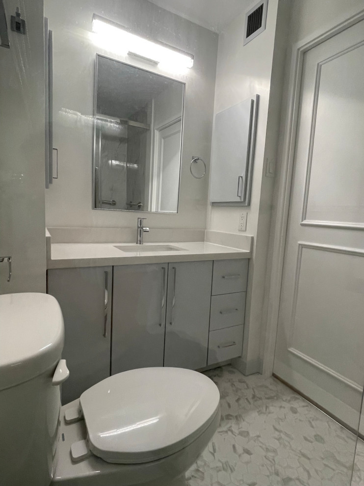 Bathroom - bathroom idea in Toronto