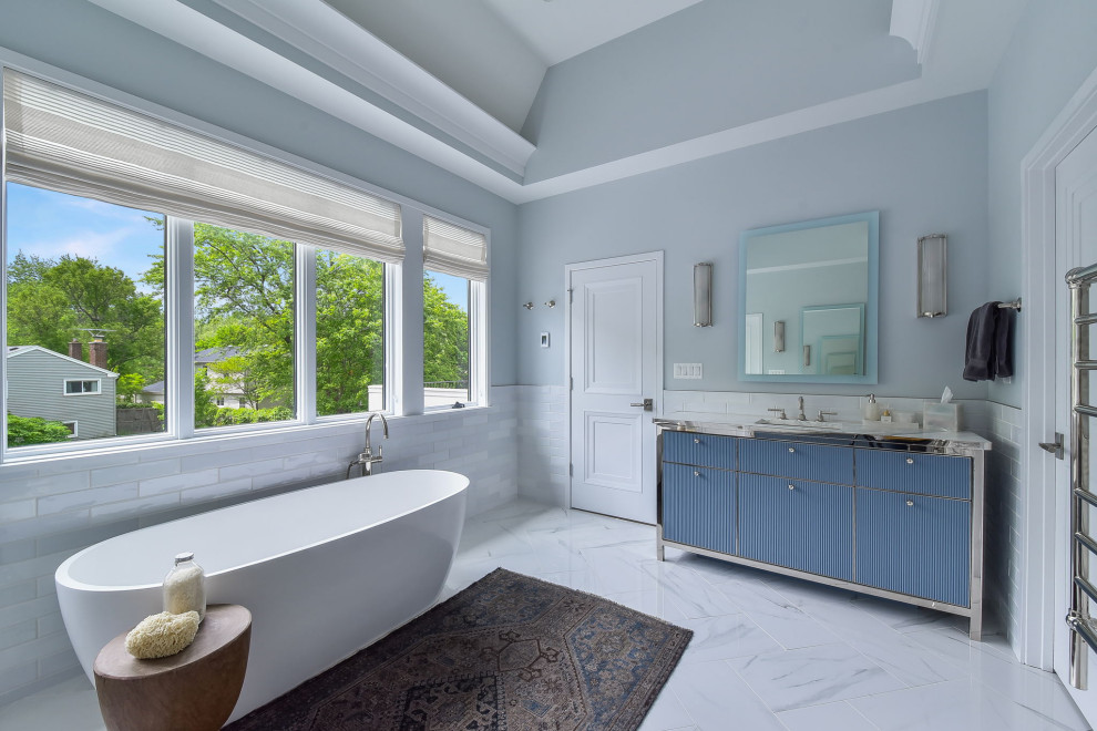 Cette photo montre une salle de bain avec un placard à porte affleurante, des portes de placard bleues, un mur gris, un lavabo encastré, un sol multicolore, un plan de toilette multicolore, meuble simple vasque et meuble-lavabo sur pied.