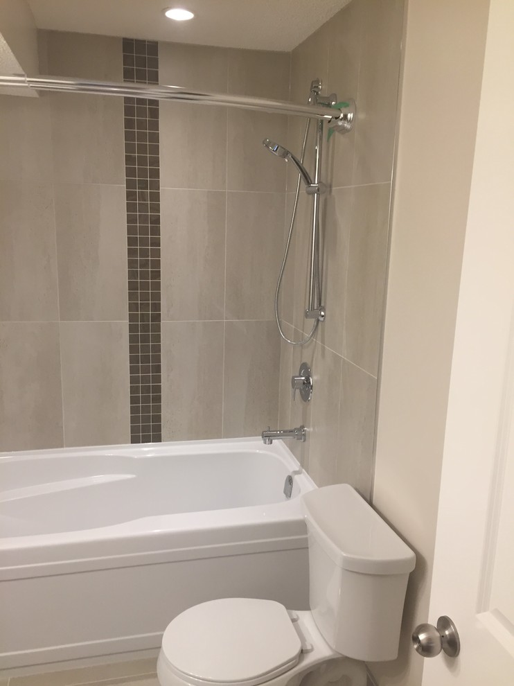 Elegant bathroom photo in Calgary