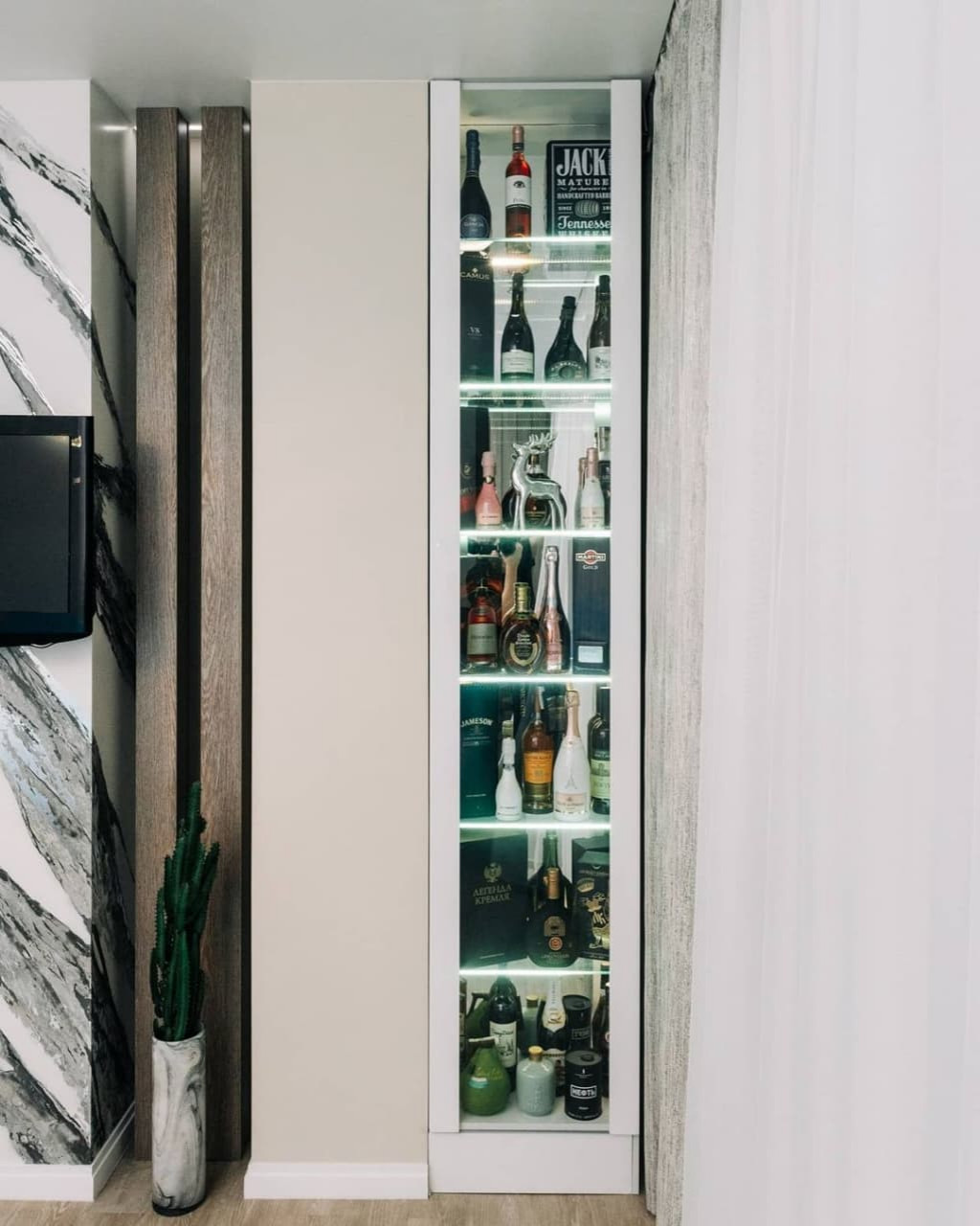 Большая белая п-образная кухня с островом, барной стойкой и витриной