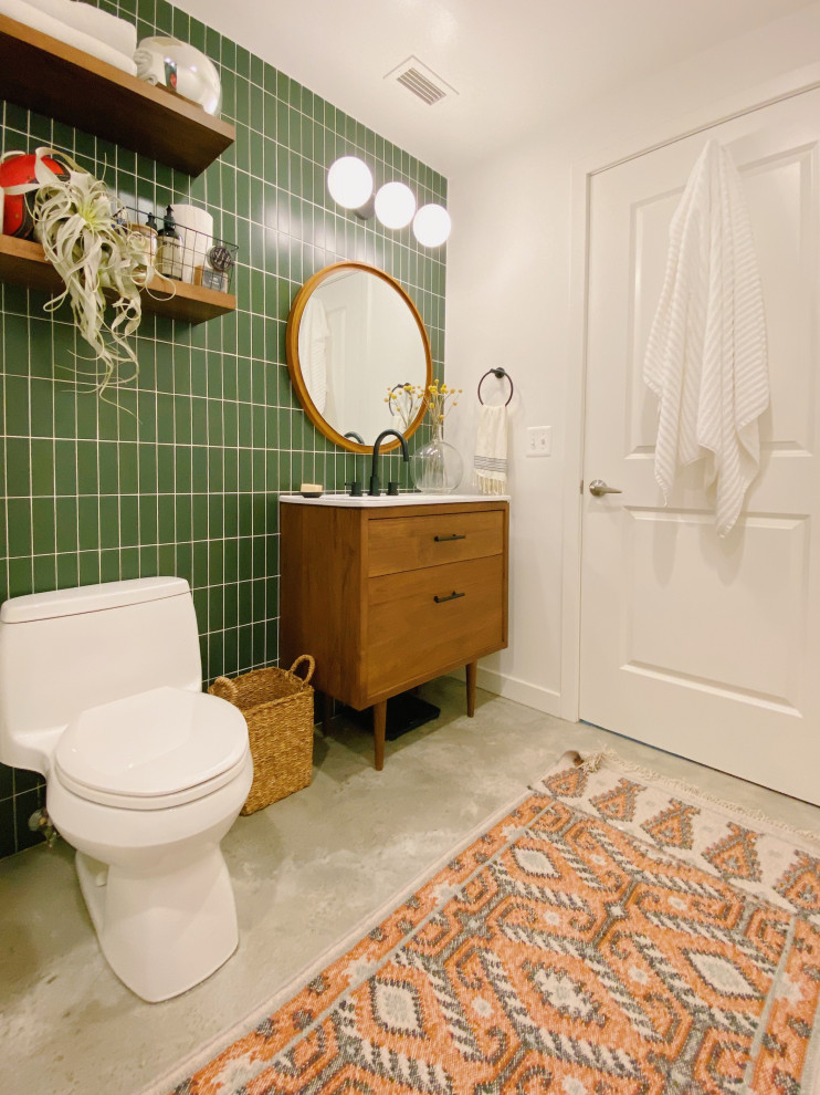 Ispirazione per una stanza da bagno padronale contemporanea di medie dimensioni con doccia aperta, piastrelle verdi, piastrelle in ceramica, pareti verdi, porta doccia scorrevole, un lavabo e mobile bagno sospeso
