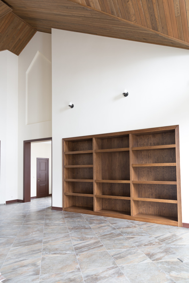 Встроенный открытый шкаф в каминной из дуба в масле