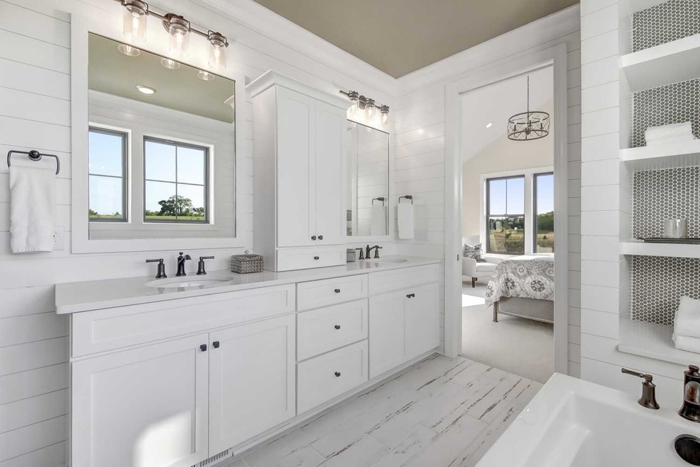 Example of a country bathroom design in Minneapolis