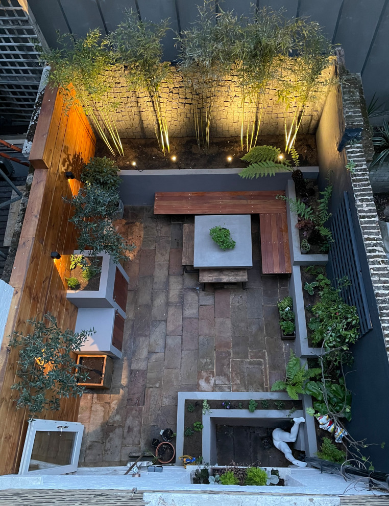 Esempio di un piccolo giardino design esposto a mezz'ombra in cortile in estate con pavimentazioni in pietra naturale