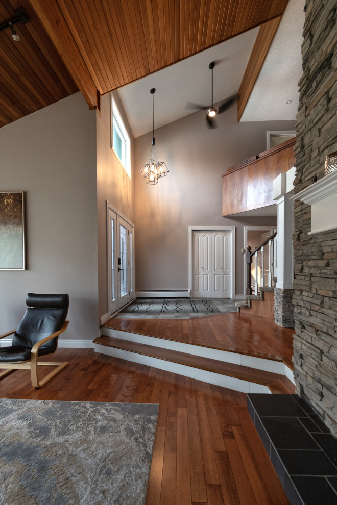 Mittelgroßes Klassisches Foyer mit grauer Wandfarbe, braunem Holzboden, Einzeltür, weißer Haustür, braunem Boden und Holzdecke in Edmonton