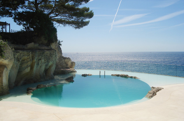 Vertically above the sea middelhavsstil-pool