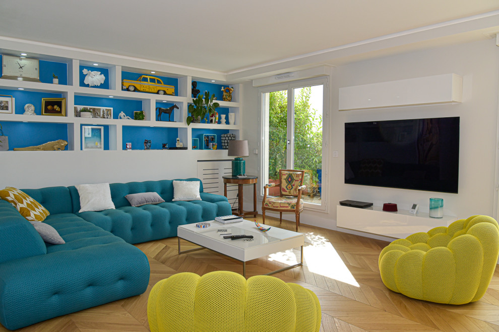 Ispirazione per un ampio soggiorno minimalista aperto con pareti bianche, pavimento in compensato, TV a parete e pavimento beige