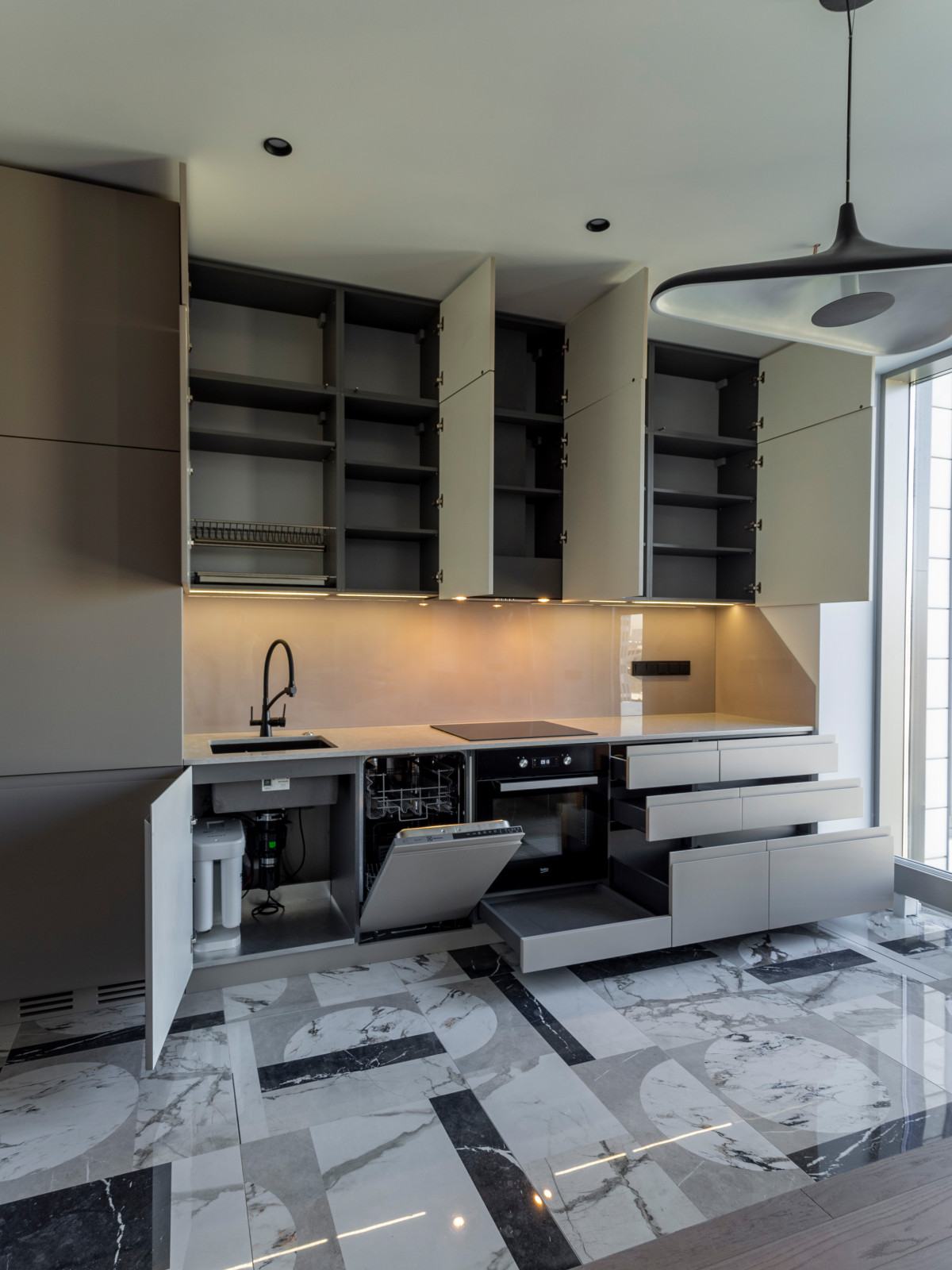 Большая стильная кухня в неоклассическом стиле в светлых тонах