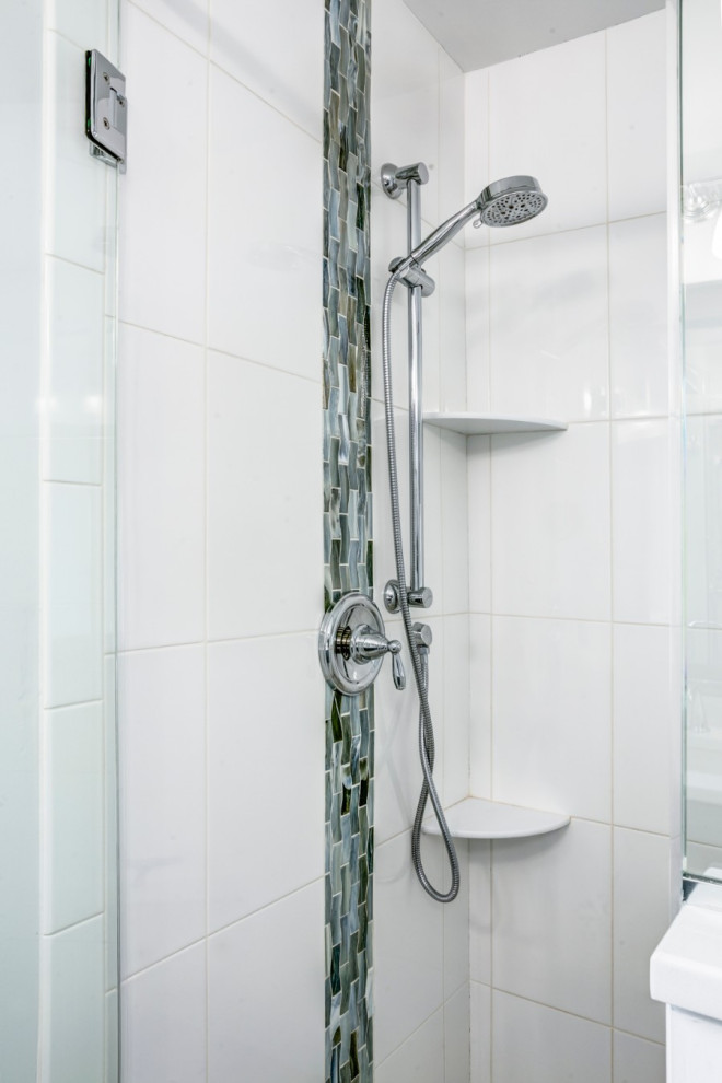Idee per una stanza da bagno con doccia stile marinaro di medie dimensioni con doccia ad angolo, piastrelle bianche e porta doccia a battente
