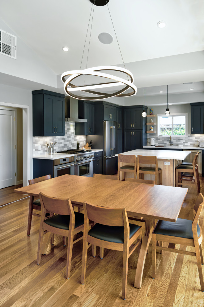 Стильный дизайн: маленькая кухня-столовая в стиле неоклассика (современная классика) с серыми стенами, паркетным полом среднего тона, коричневым полом и сводчатым потолком для на участке и в саду - последний тренд