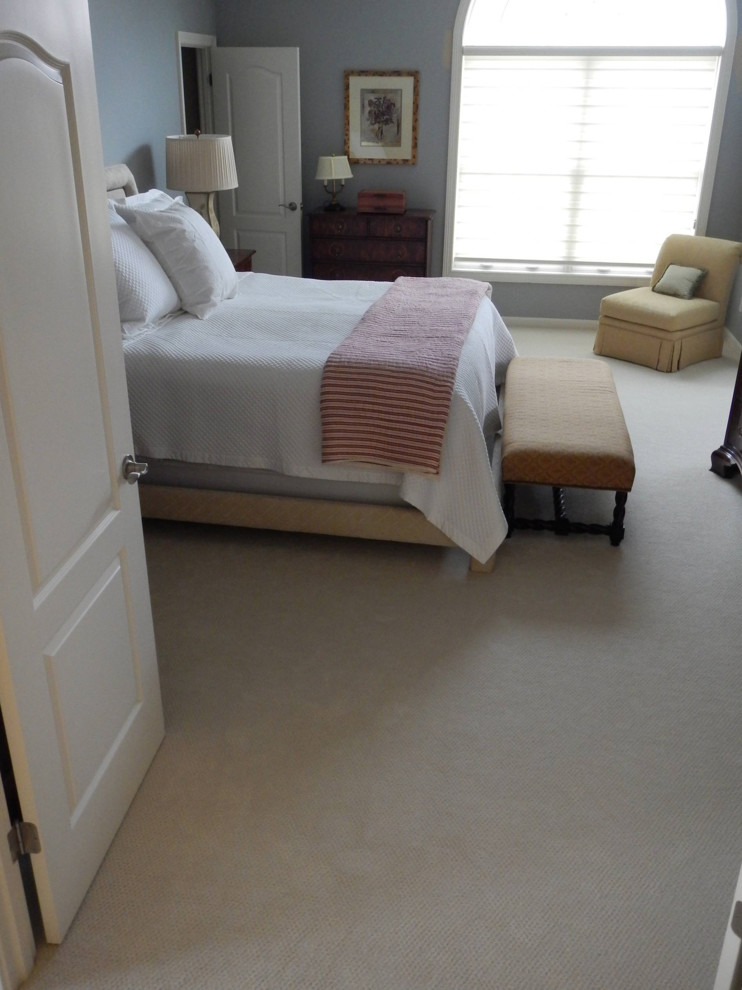 Hardwood Downstairs, Carpet Upstairs Traditional Cincinnati by