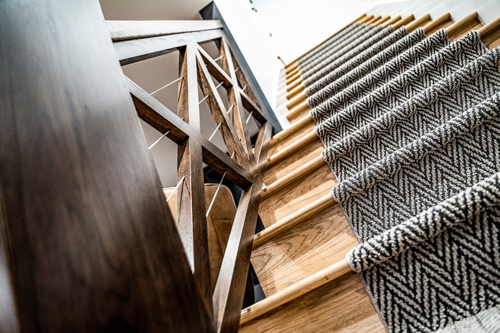 Ejemplo de escalera recta minimalista con escalones de madera, contrahuellas de madera, barandilla de madera y papel pintado
