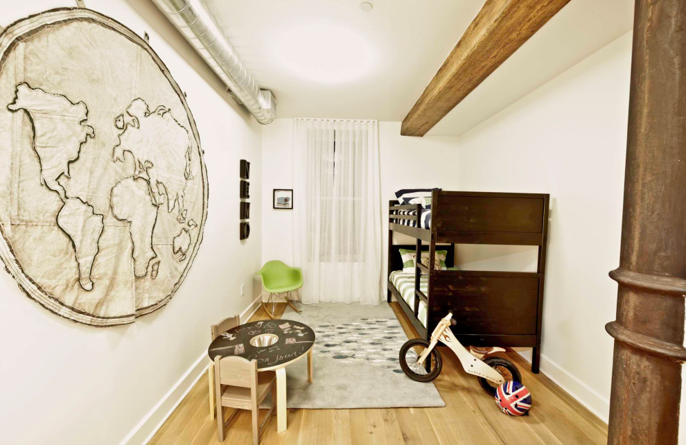Ejemplo de dormitorio infantil urbano pequeño con paredes blancas