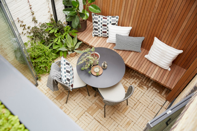 Victoria Park Extension contemporary-garden