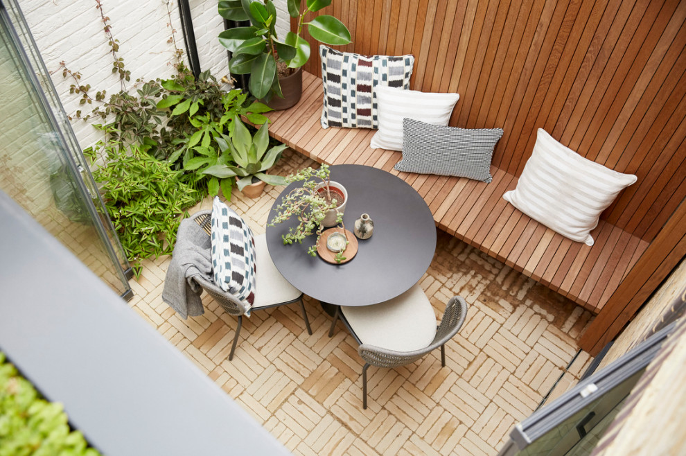 Geometrischer, Kleiner, Halbschattiger Moderner Garten im Innenhof im Herbst mit Gehweg, Pflastersteinen und Holzzaun in London