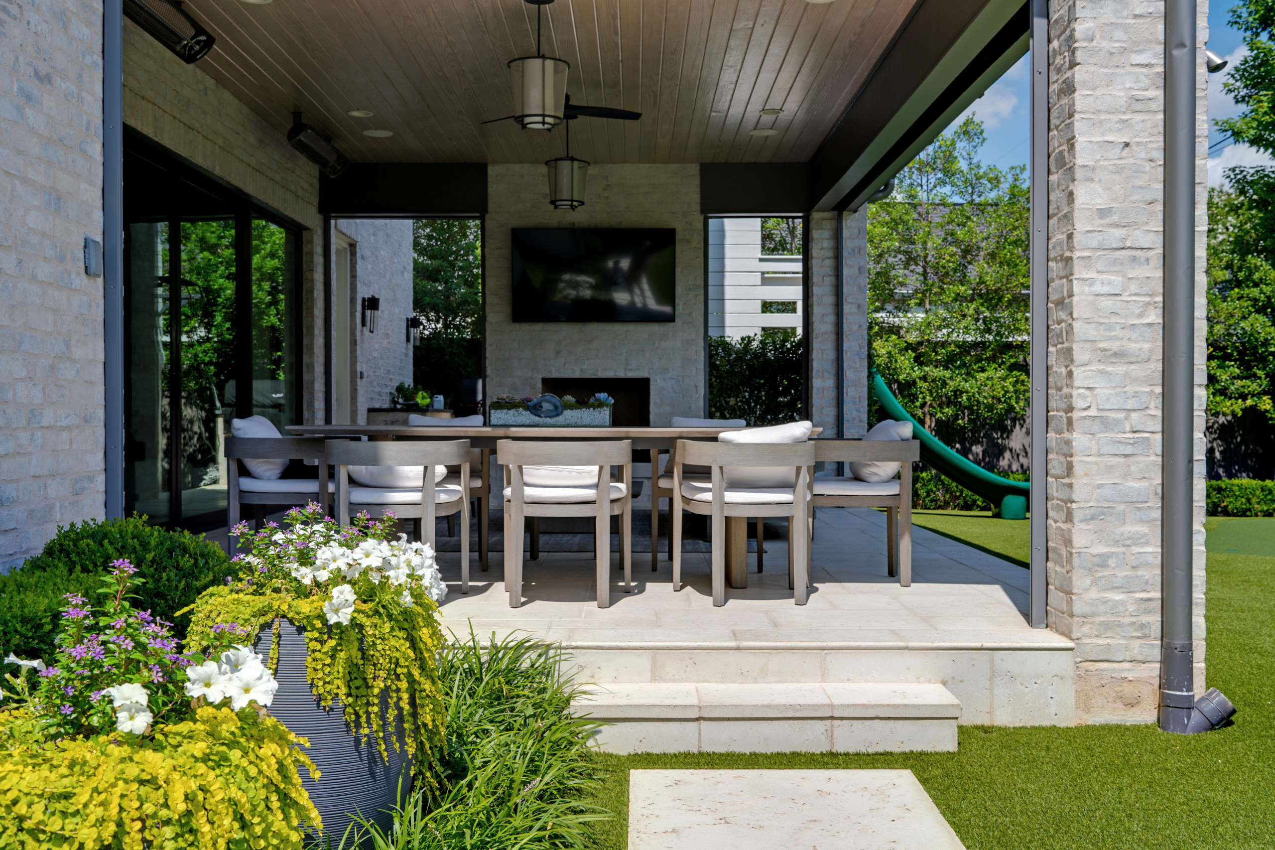 BLUFFVIEW MODERN OASIS