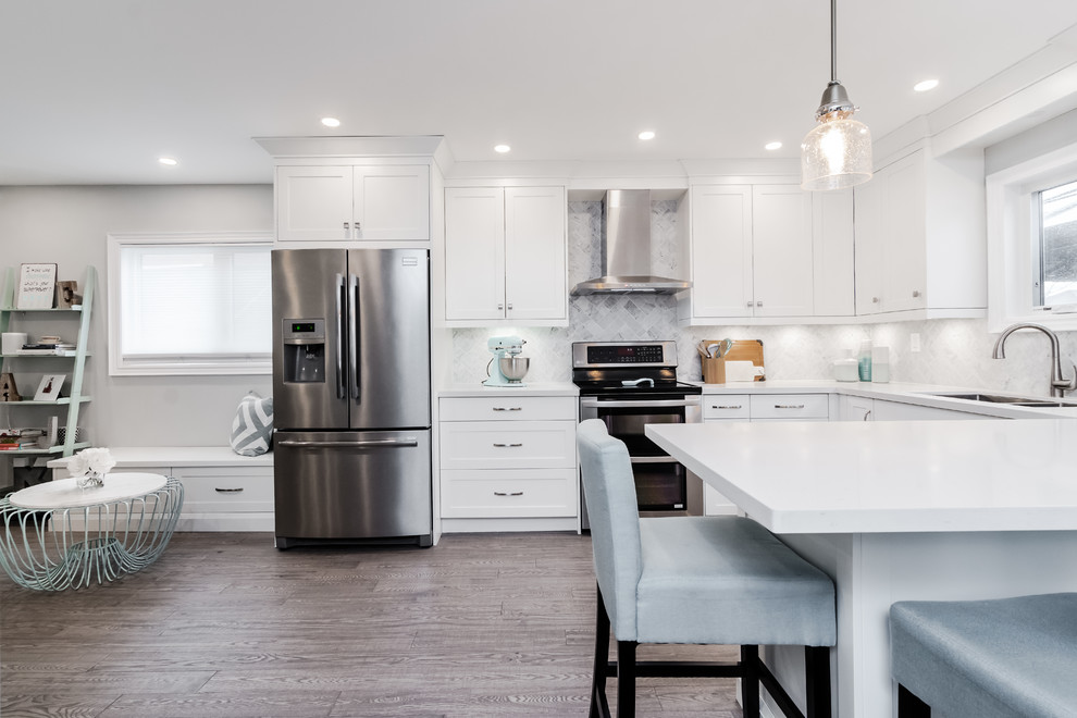 Kitchen - transitional kitchen idea in Toronto