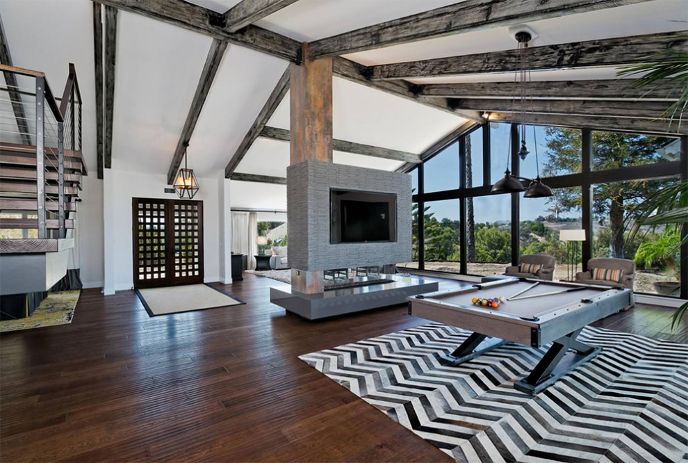 Example of a transitional home design design in Austin