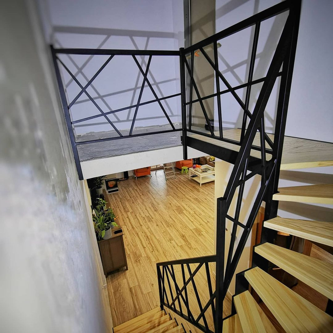 Лестница с металлическими  перилами лофт