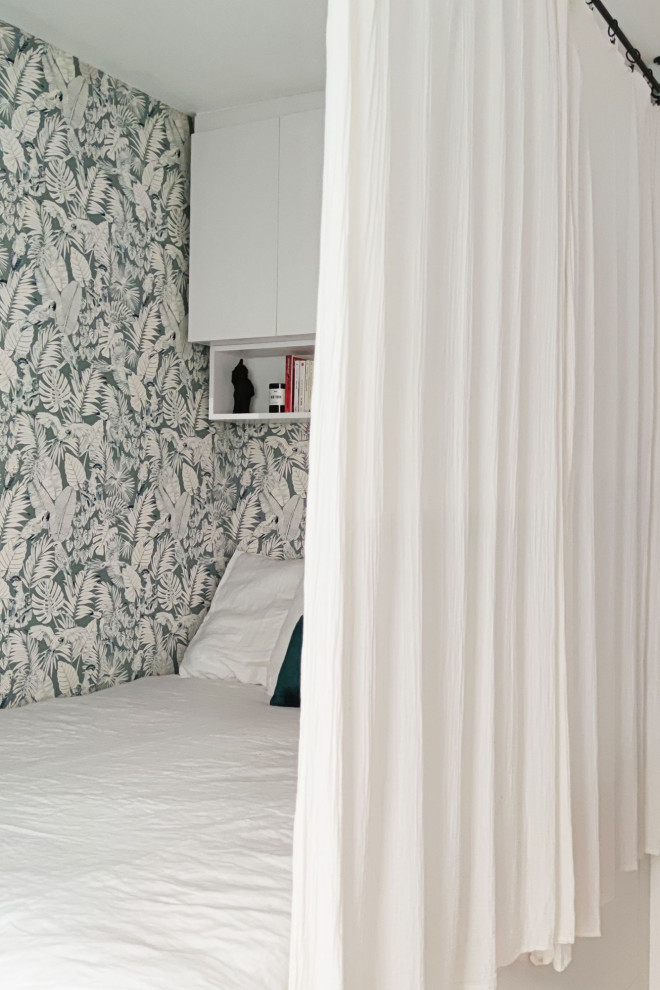 Foto de dormitorio beige y blanco moderno pequeño con paredes beige, suelo de madera clara y papel pintado