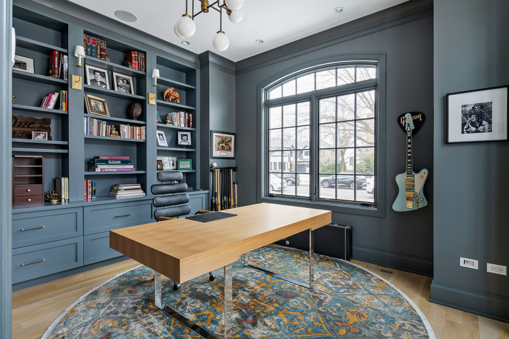 Inspiration for a classic home office in Chicago.