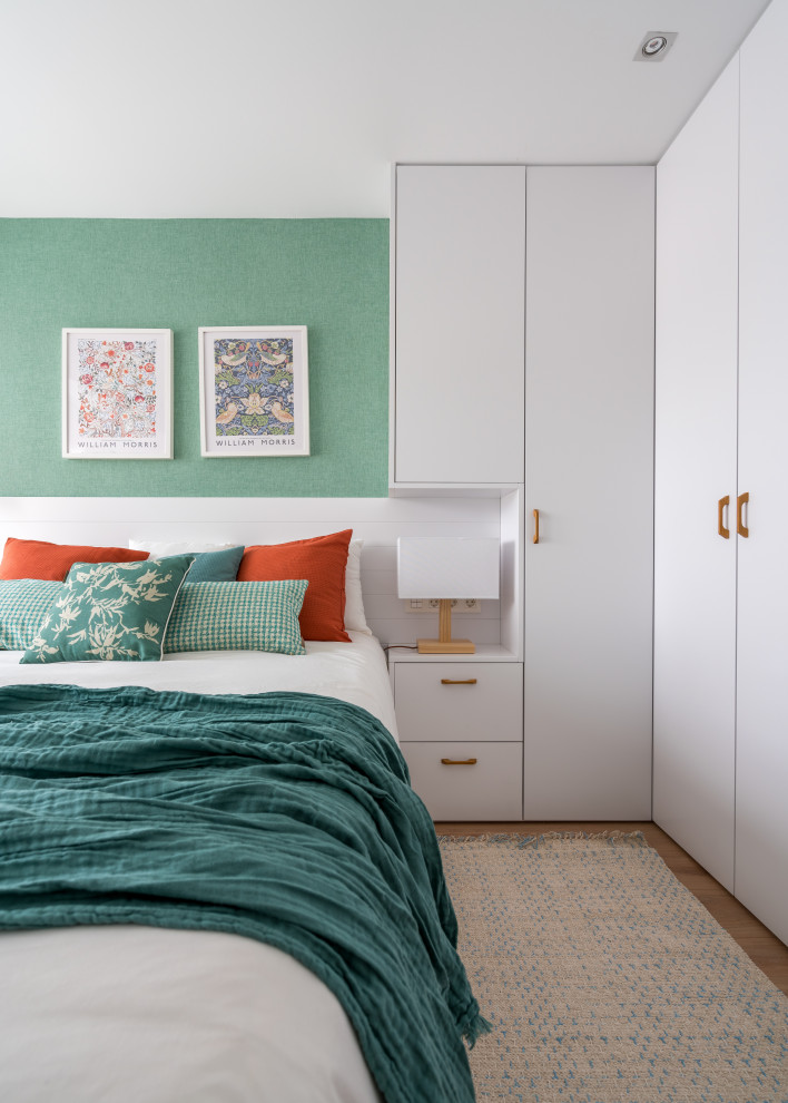 Inspiration pour une petite chambre parentale blanche et bois méditerranéenne avec un mur vert, sol en stratifié et un sol marron.