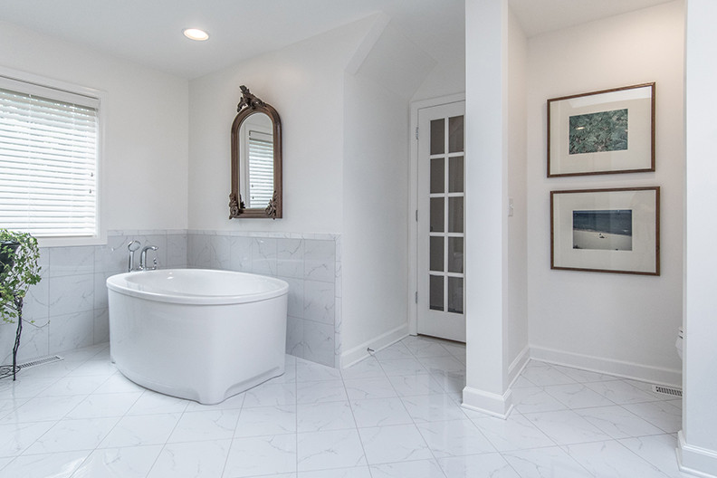 Стильный дизайн: огромная главная ванная комната в современном стиле с отдельно стоящей ванной, открытым душем, серой плиткой, керамогранитной плиткой, полом из травертина и белым полом - последний тренд
