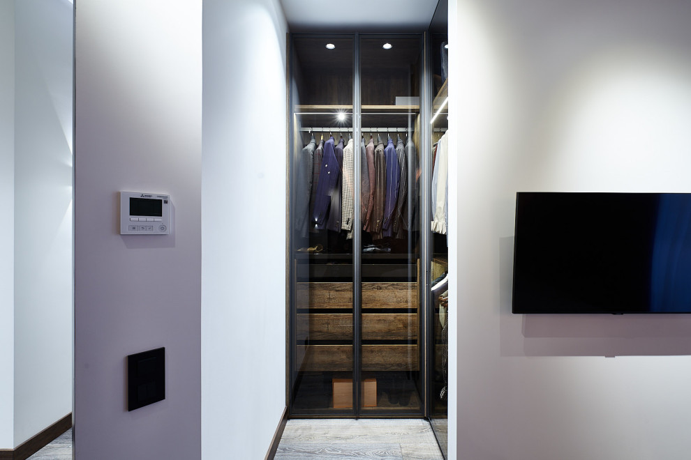 This is an example of a small contemporary storage and wardrobe in Moscow.