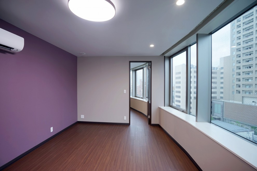 Ejemplo de dormitorio principal y gris moderno de tamaño medio con paredes púrpuras, suelo de contrachapado, suelo marrón, papel pintado y papel pintado